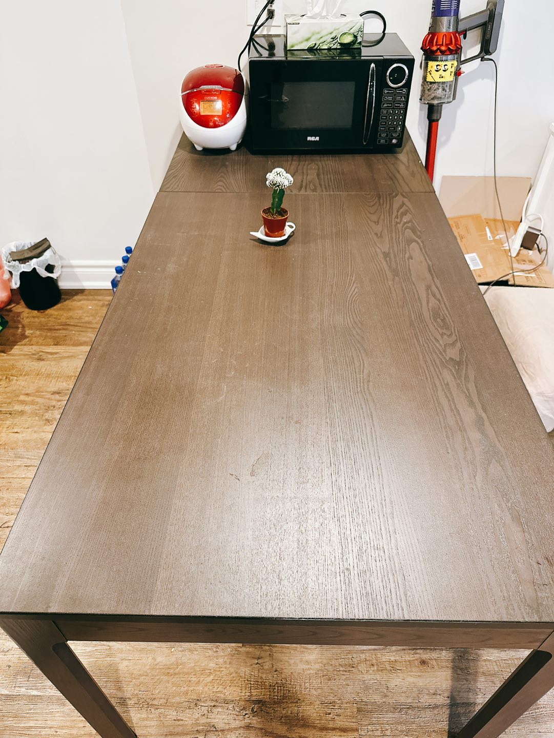 Extendable dining table