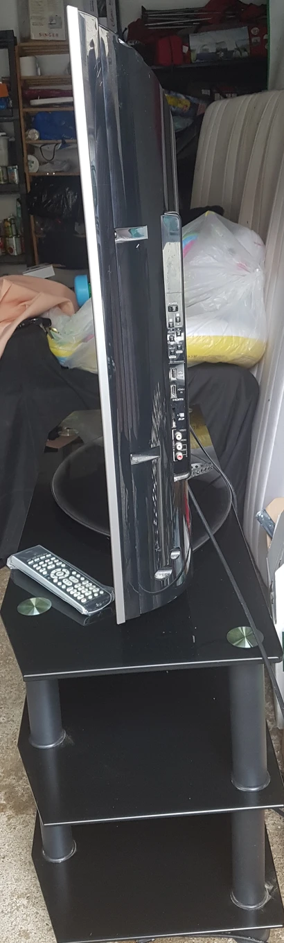 Toshiba TV with stand & remote image indicator(3)