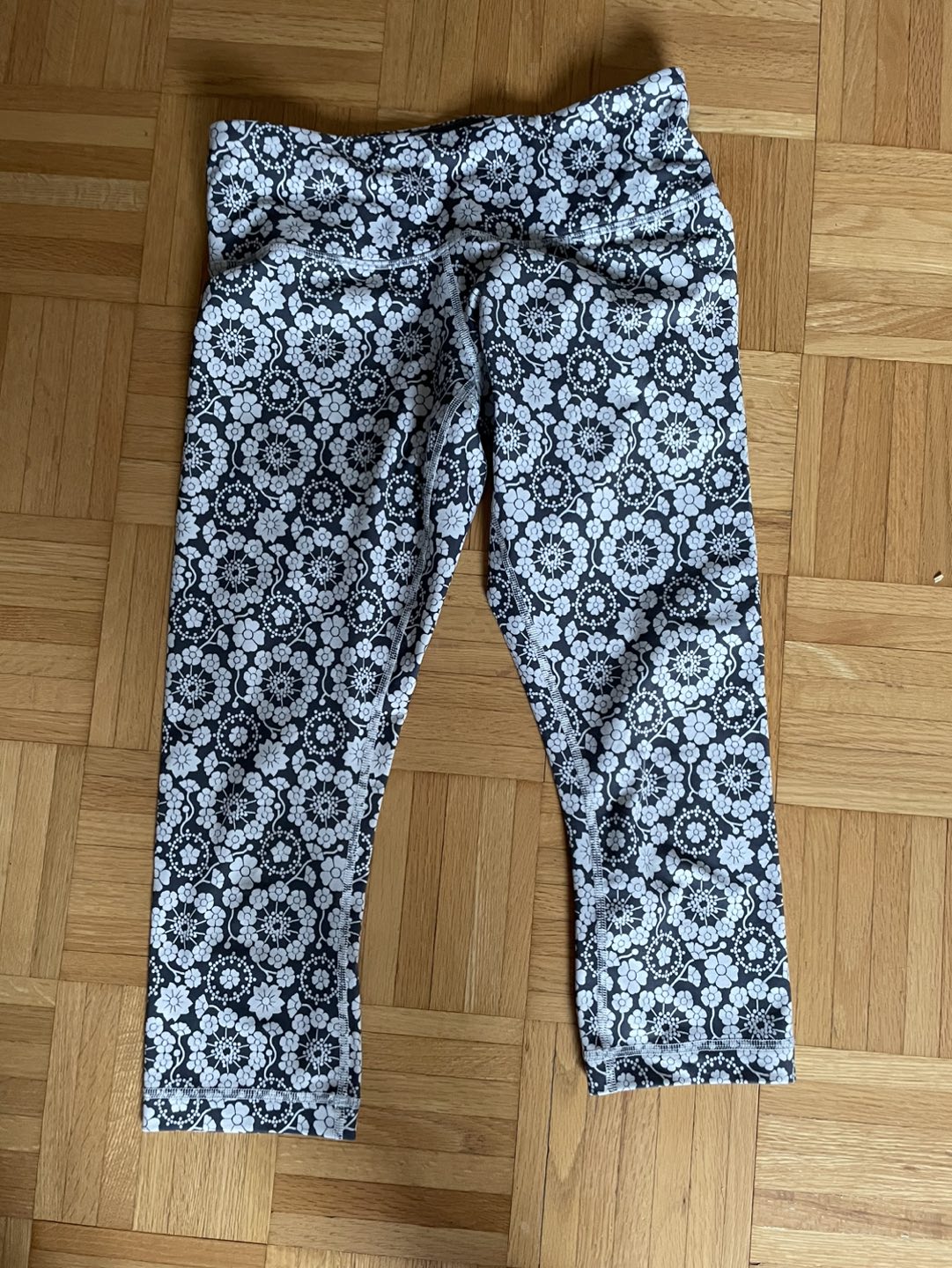 Lululemon capris Size 6 thumbnail