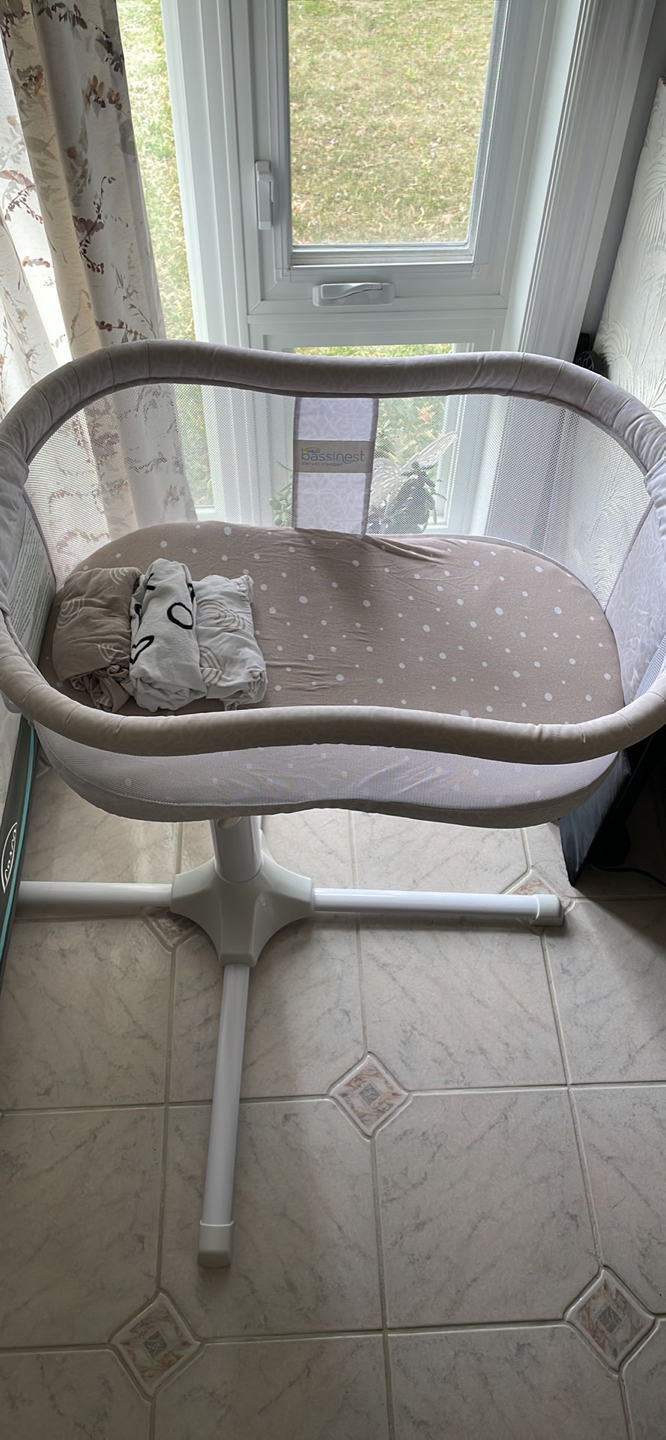 Halo Bassinest, mattress protector & 4 Crib sheets