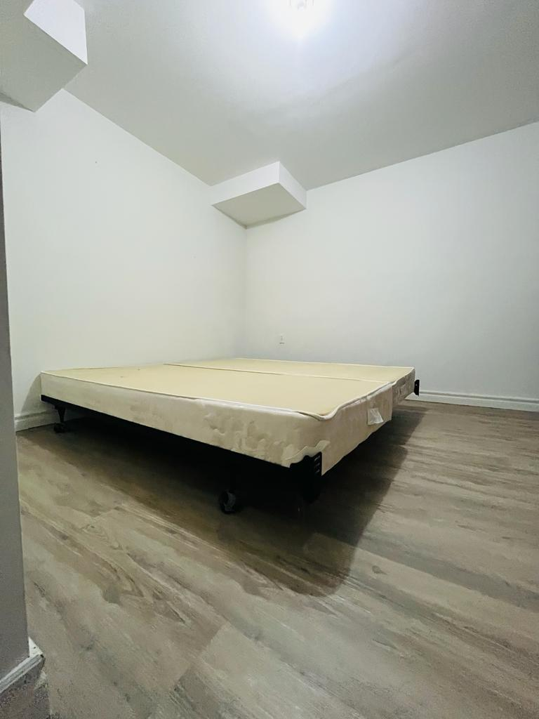 king metal bed frame  - photo 3