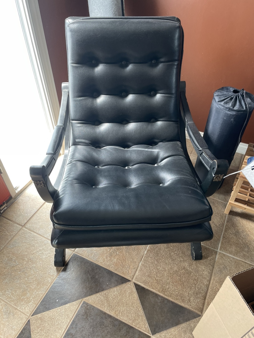 Unique Black Chair- Free must pick up before July 4 - photo 2