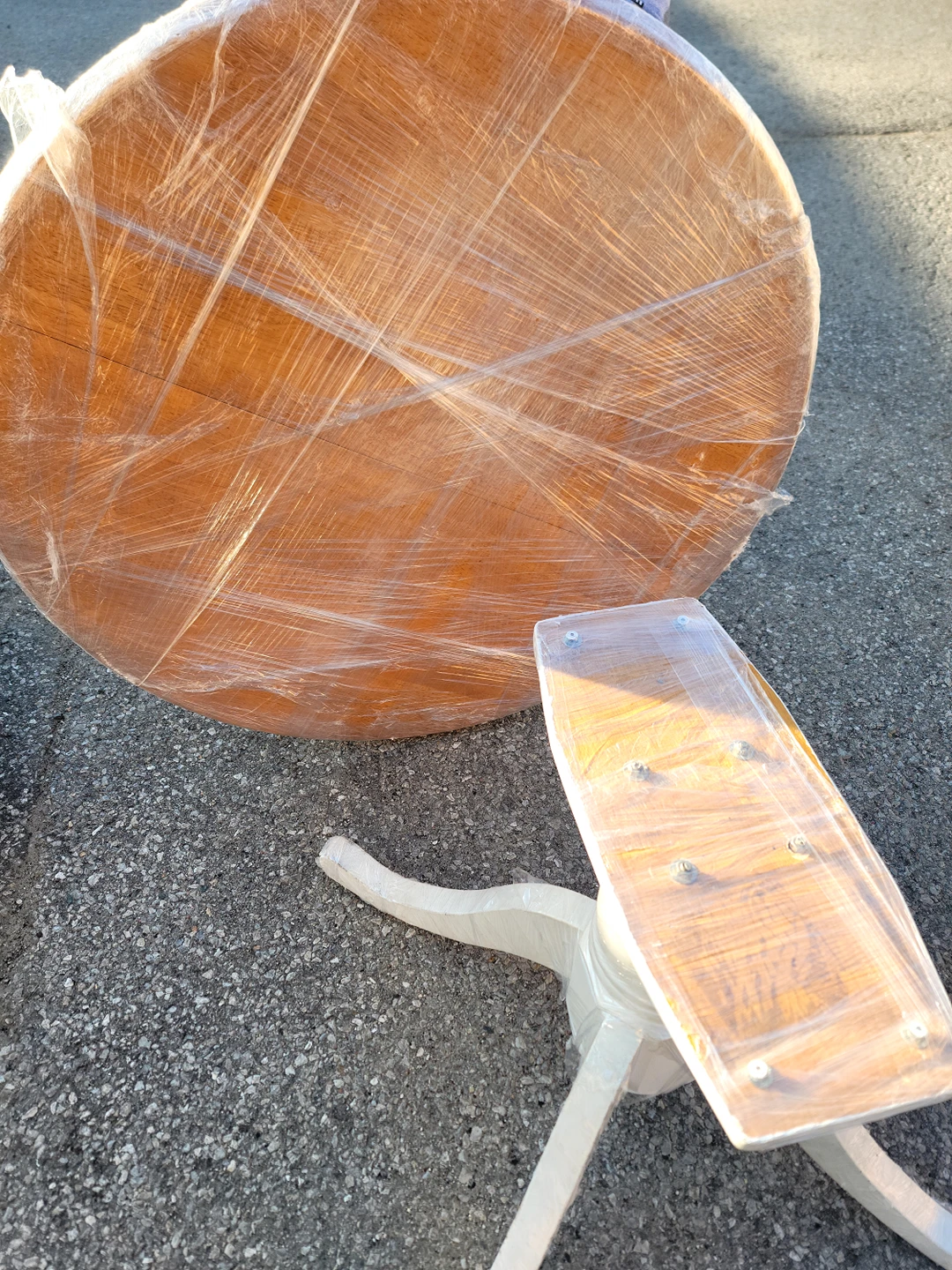 Extendable dining table with 4 Chairs. image indicator(2)