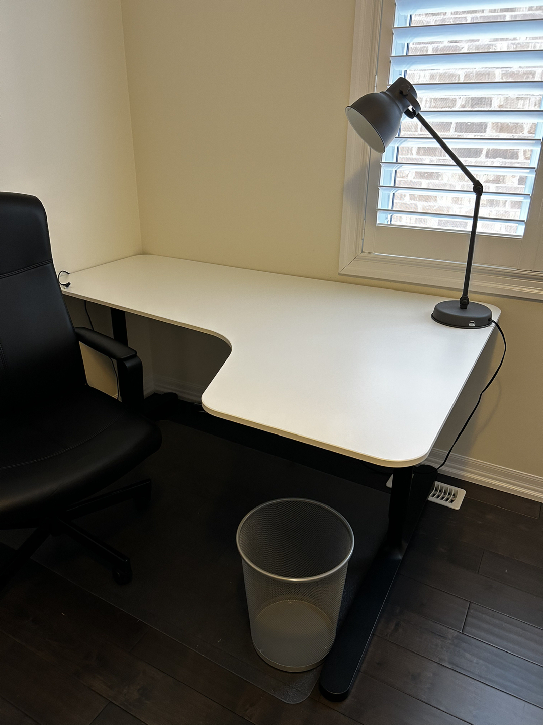 Desk - photo 2