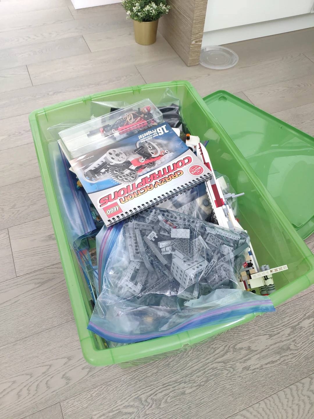 Lego 18 sets together in 1 bin