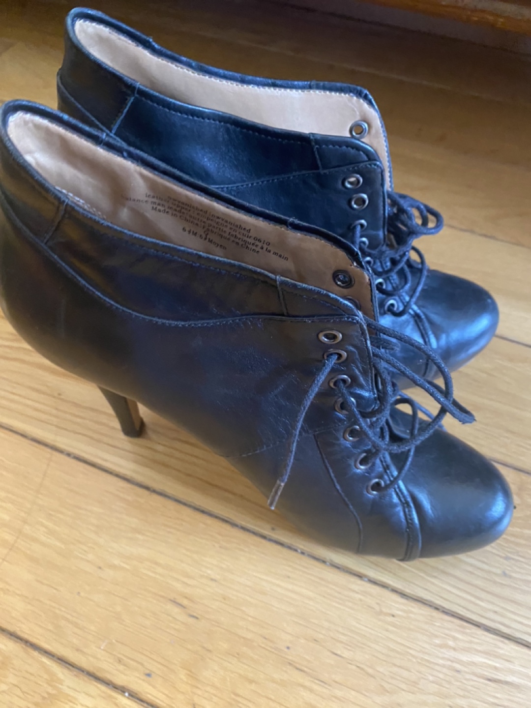 Woman’s black heel boots image indicator(2)