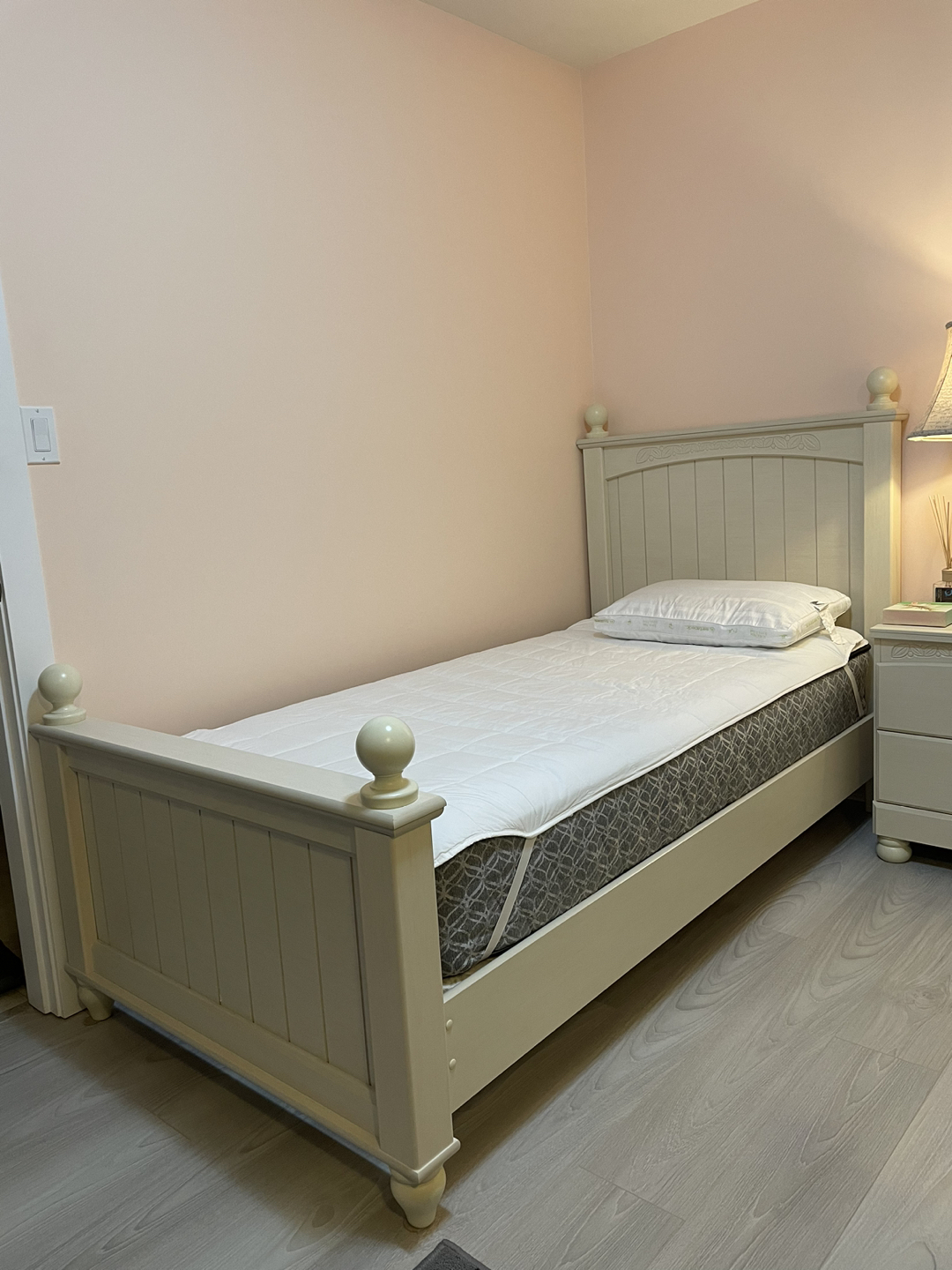 Twin bed frame + Sealy mattress