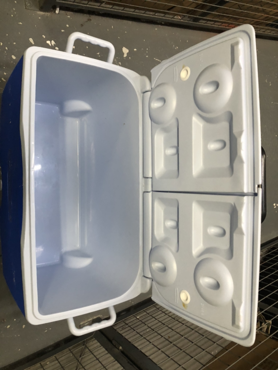 Rubbermaid Cooler w/ wheels image indicator(3)