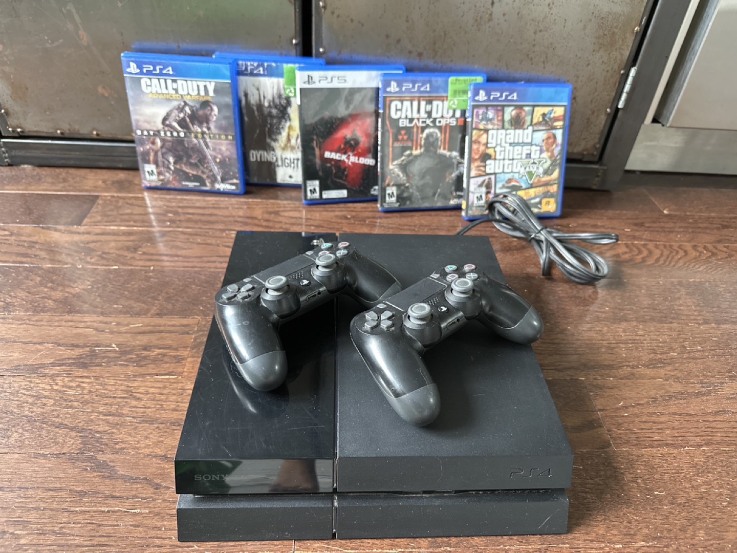 500GB PS4 + 2 Controllers + Games thumbnail