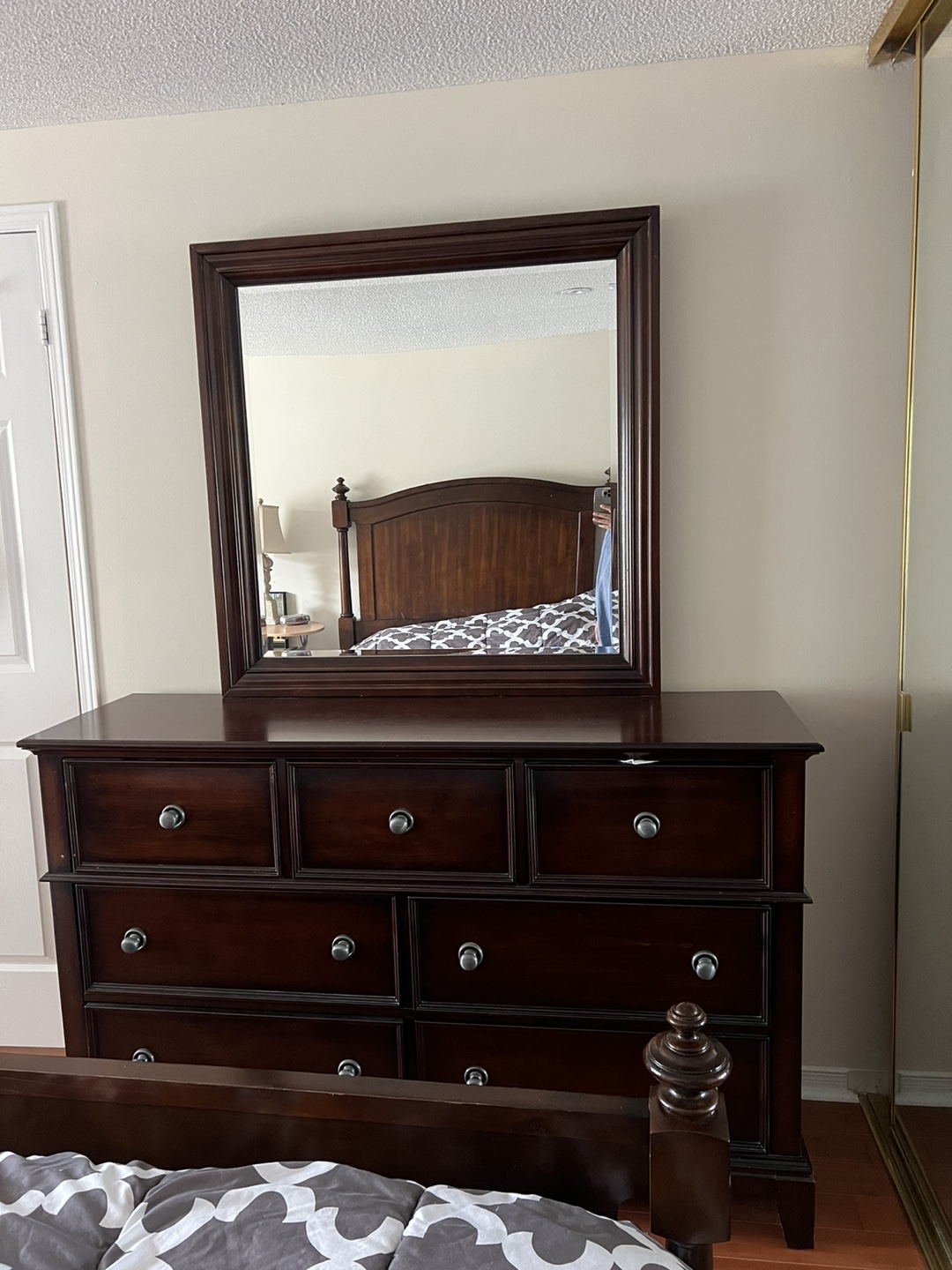 Queen bed and dresser mirror - photo 3