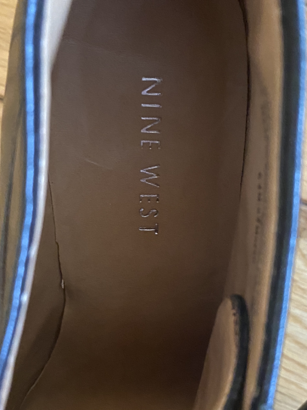 Woman’s black heel boots image indicator(3)