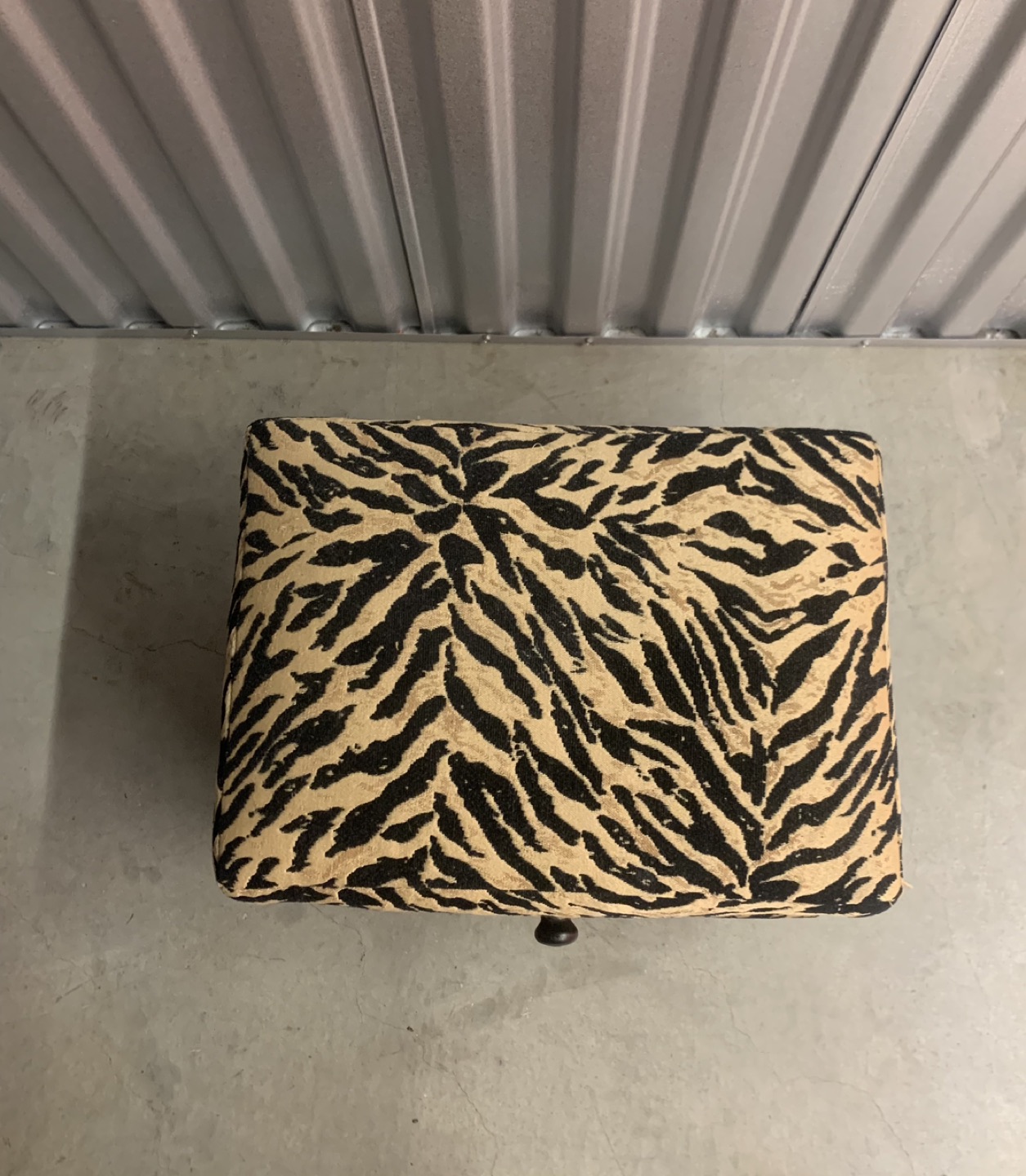 Footstool with little drawer - photo 3