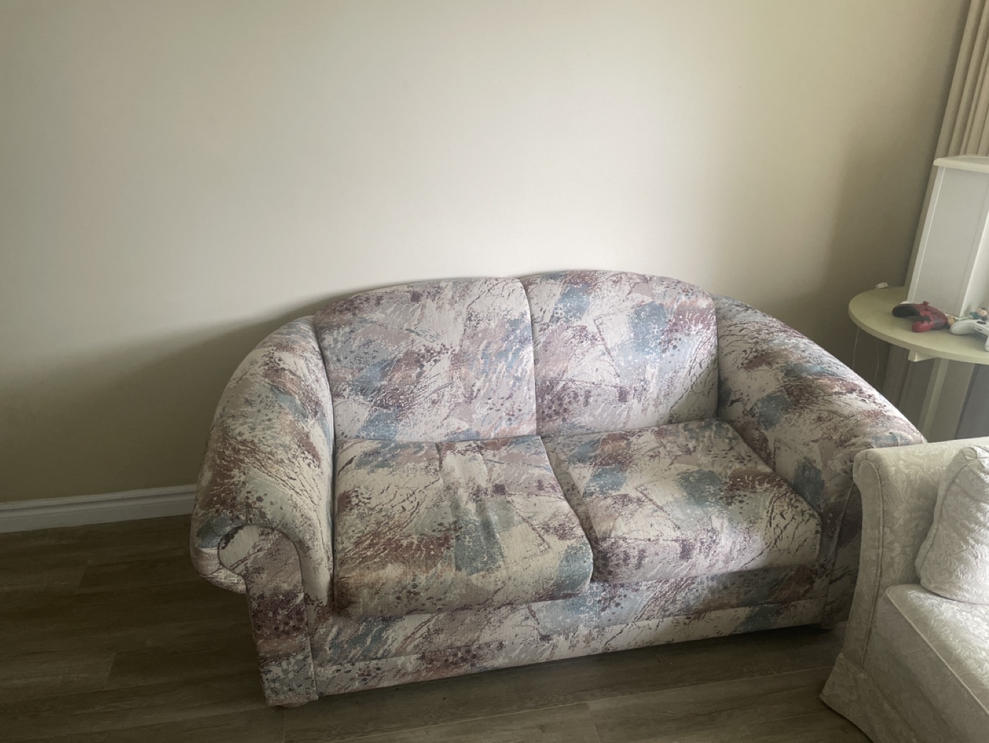 Small couch (perfect for 2 people)