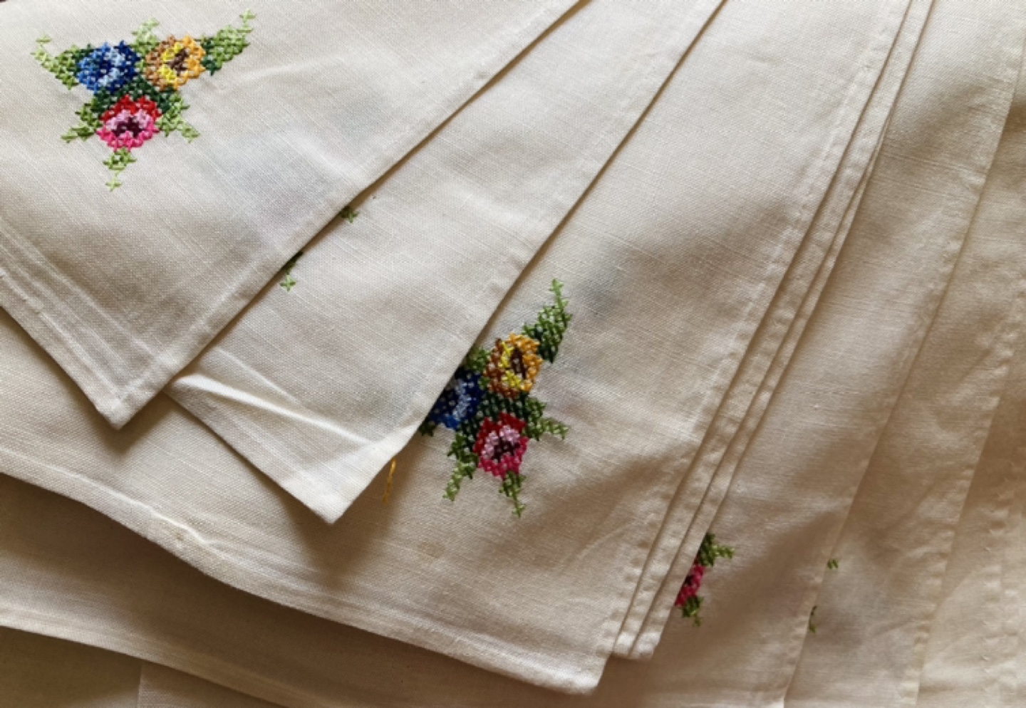 Set of 12 vintage embroidered Italian napkins 1970s thumbnail