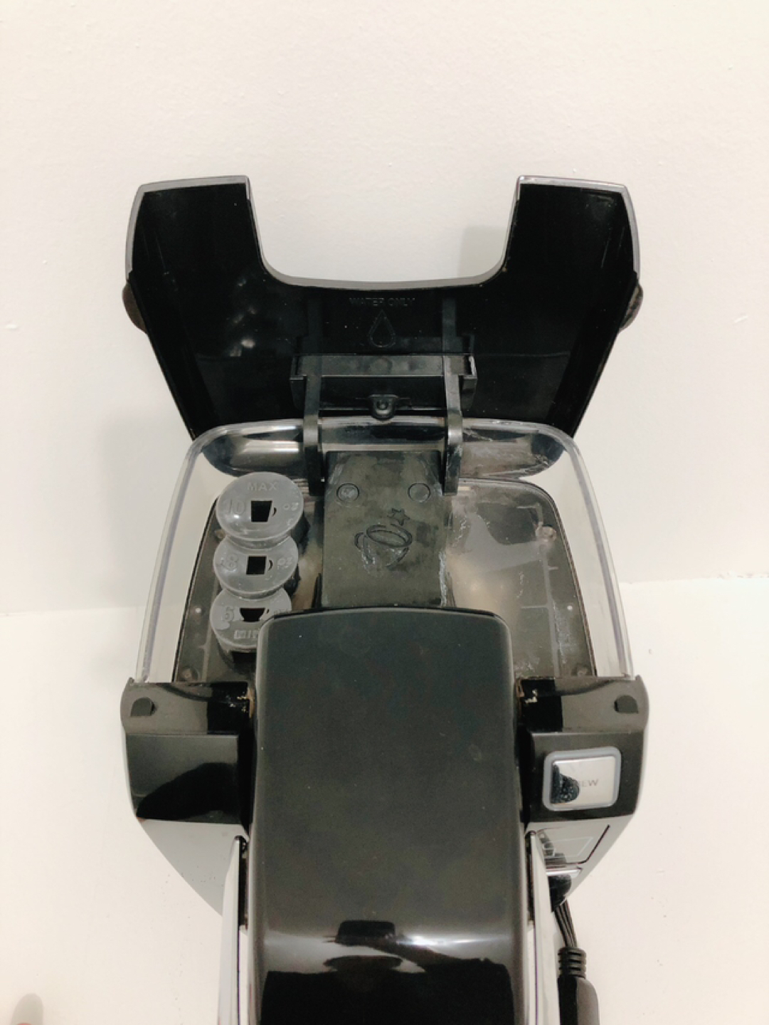 KEURIG coffee maker with a reusable refill coffee capsule image indicator(3)