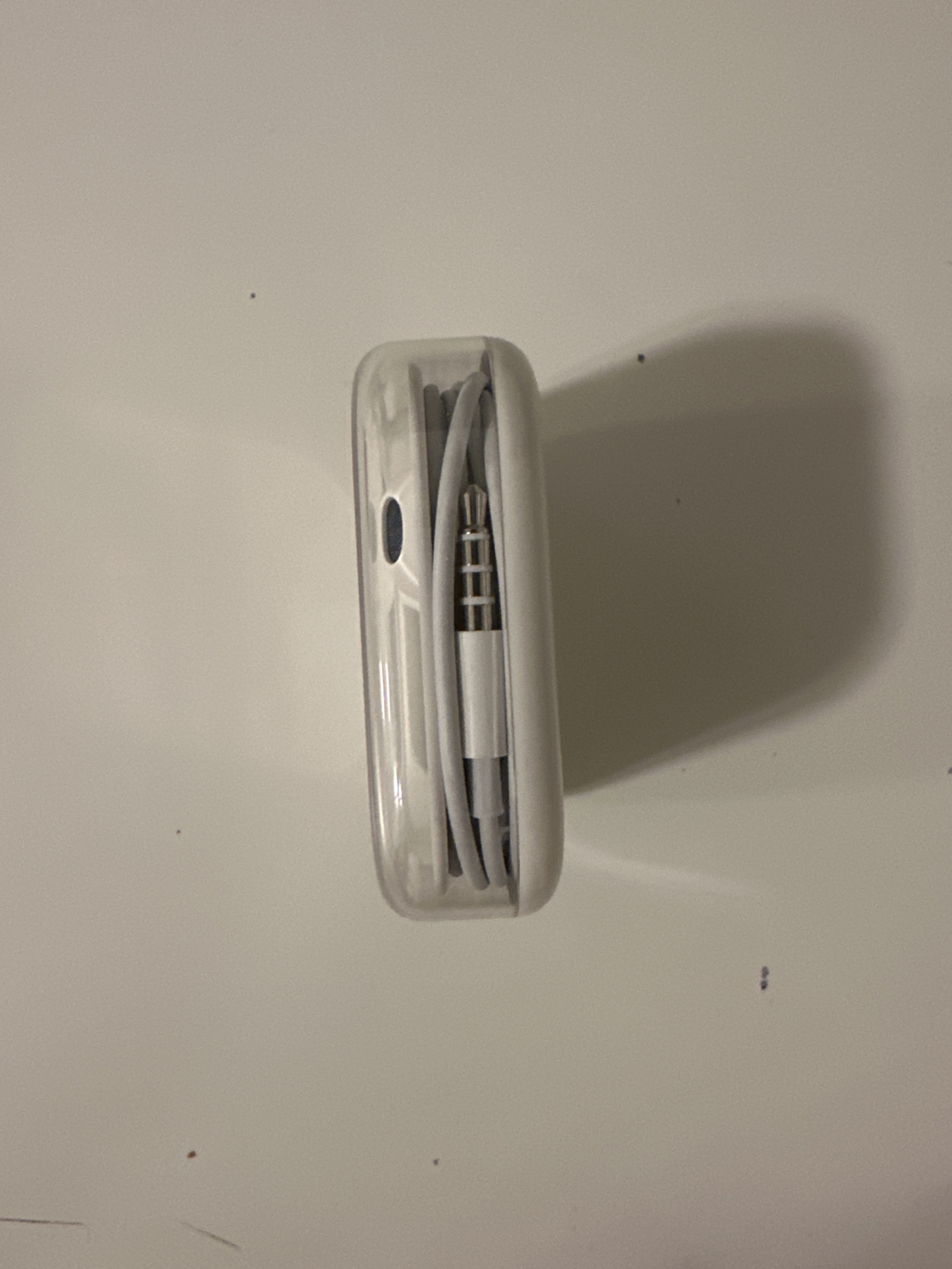 Apple EarPods Headphones with 3.5mm Plug. image indicator(2)