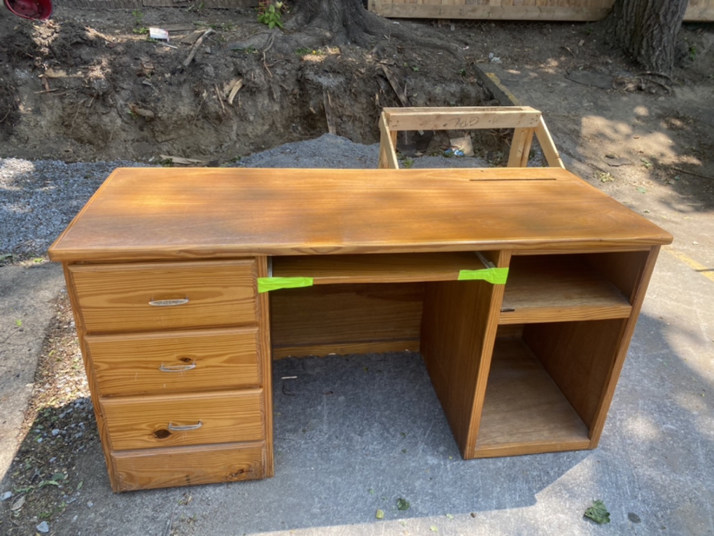 Free Solid wooden desk thumbnail