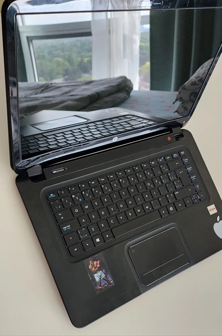 Hp sleekbook 15.6 inch 8GB ram (broken left hinge) image indicator(2)