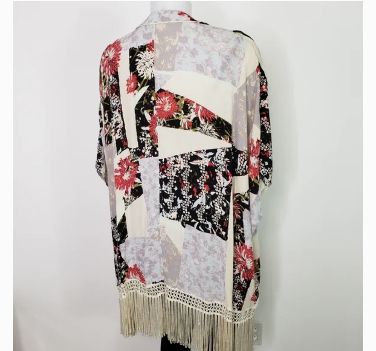 Aritzia Talula Floral Kimono image indicator(6)