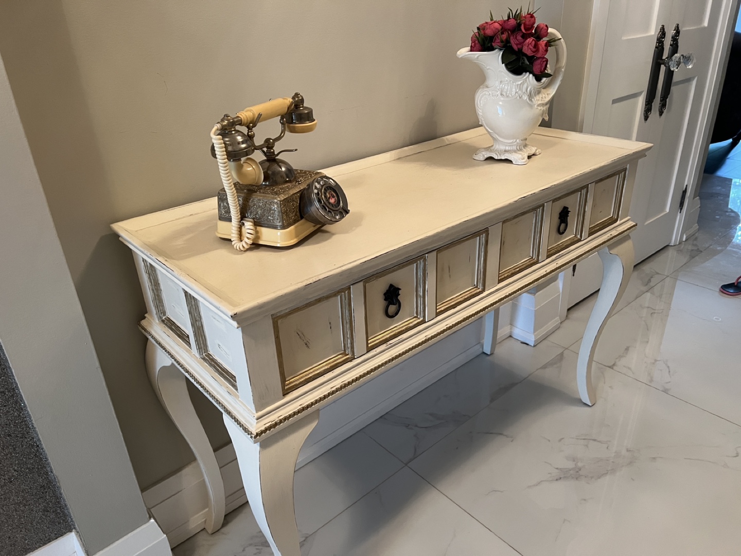 How do you say vintage shabby chic table. Excellent condition image indicator(4)