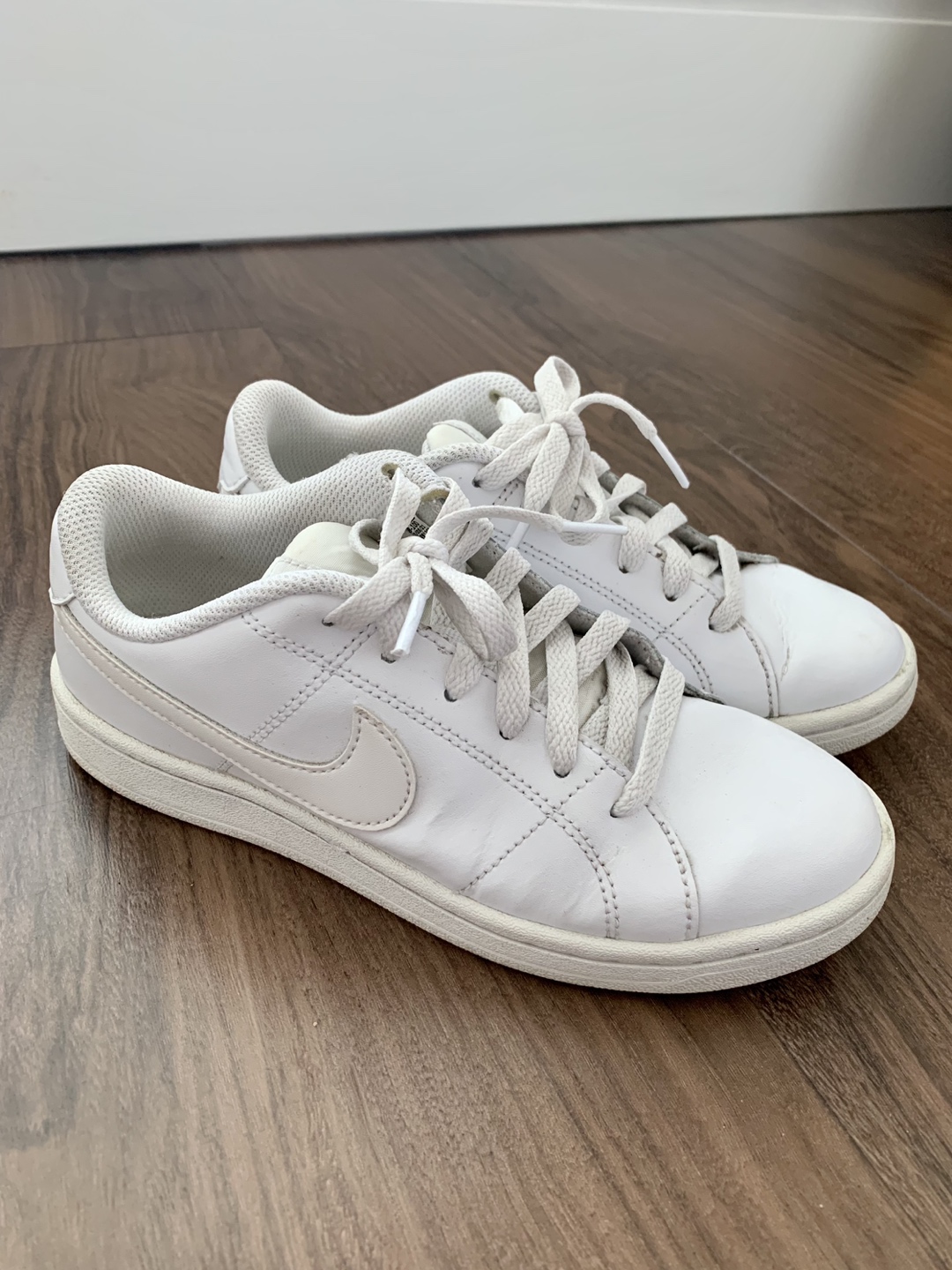 Nike white sneakers thumbnail