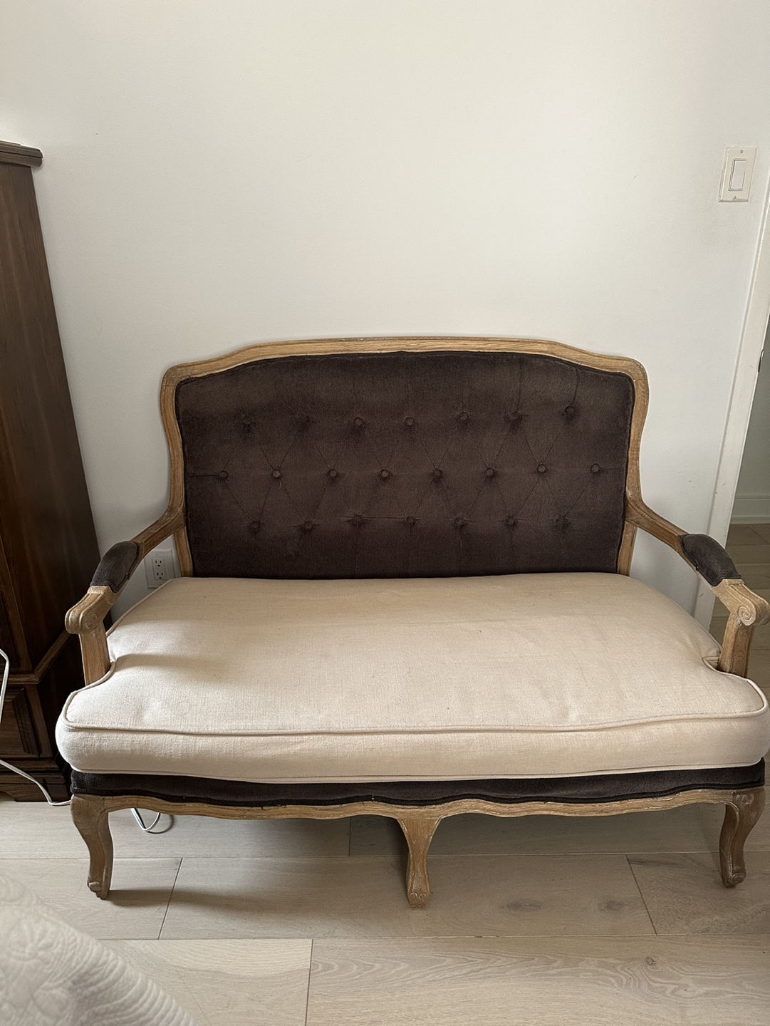 Beautiful French style loveseat ⬆️⬆️