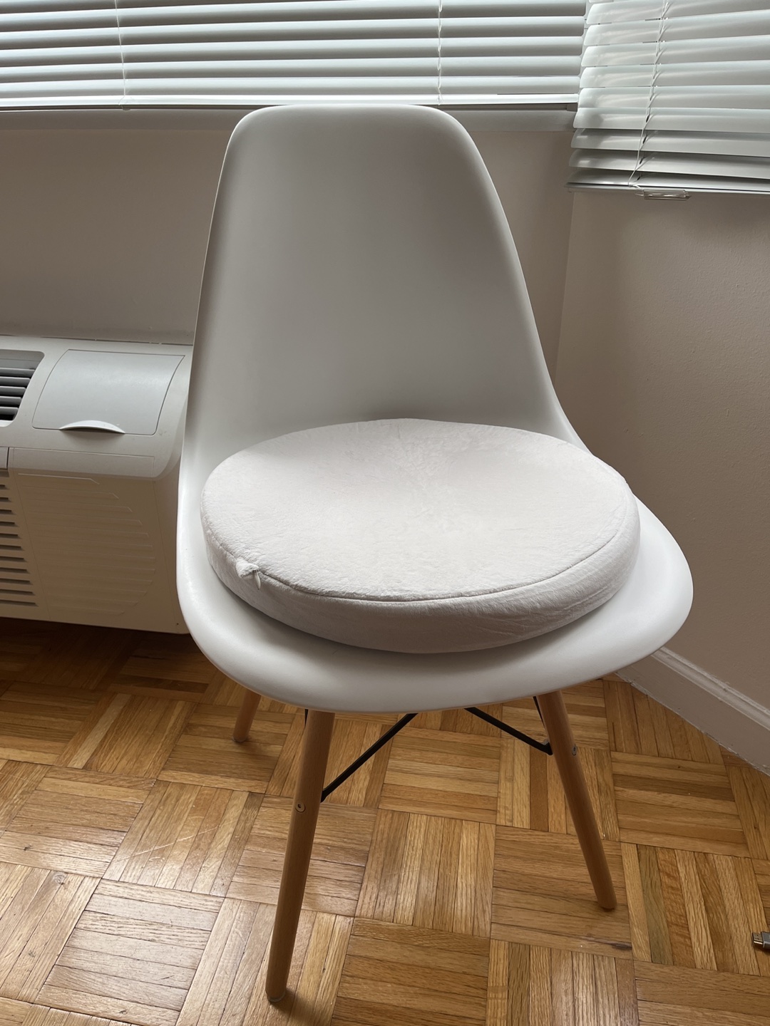 White chair (1)