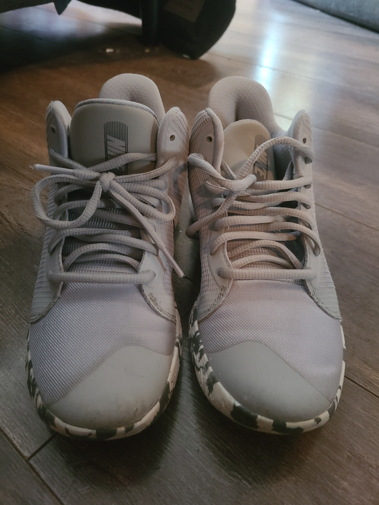 Womans Nike trainers image indicator(3)