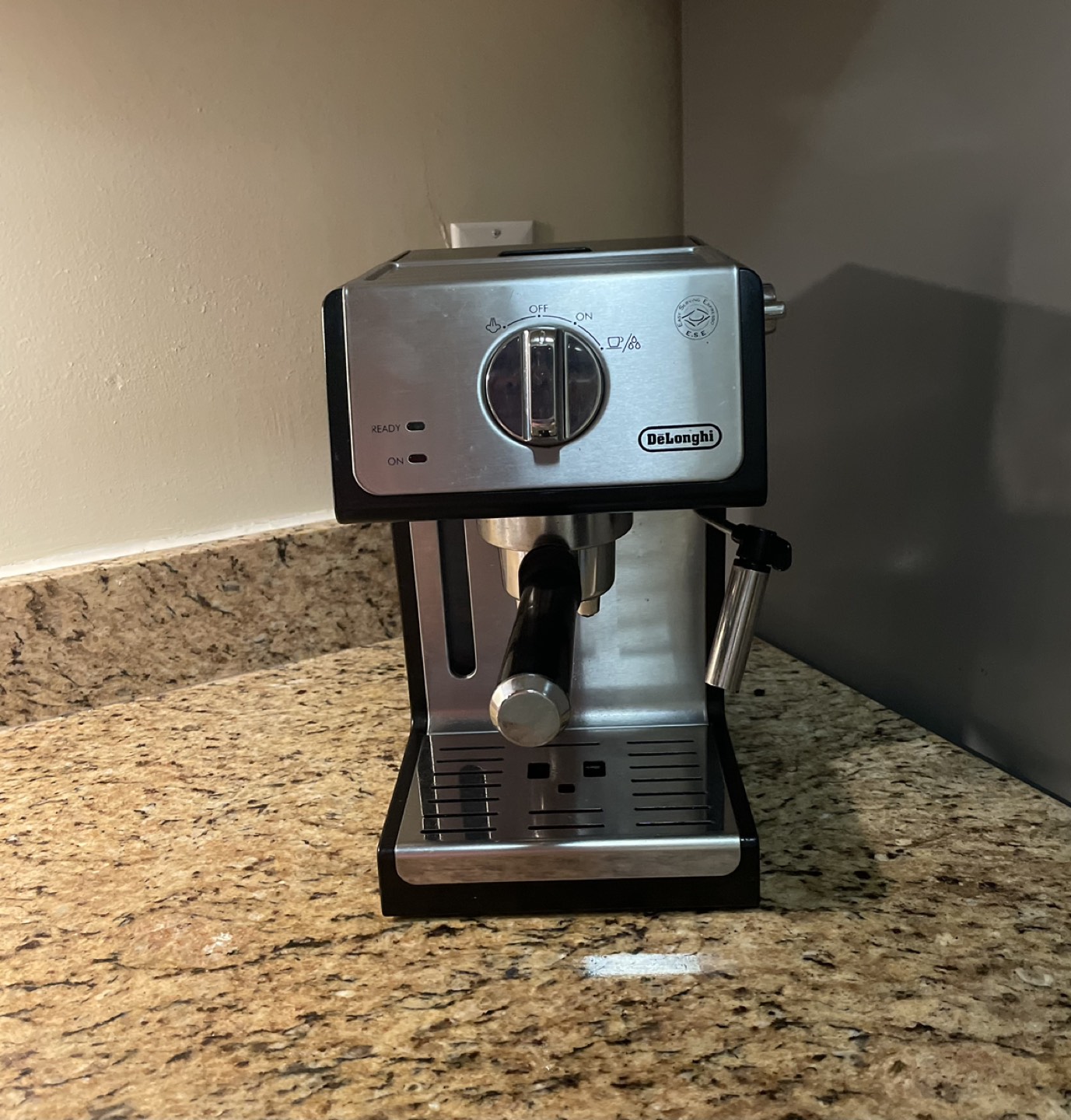 White stools, coffee maker , rowing machine image indicator(3)