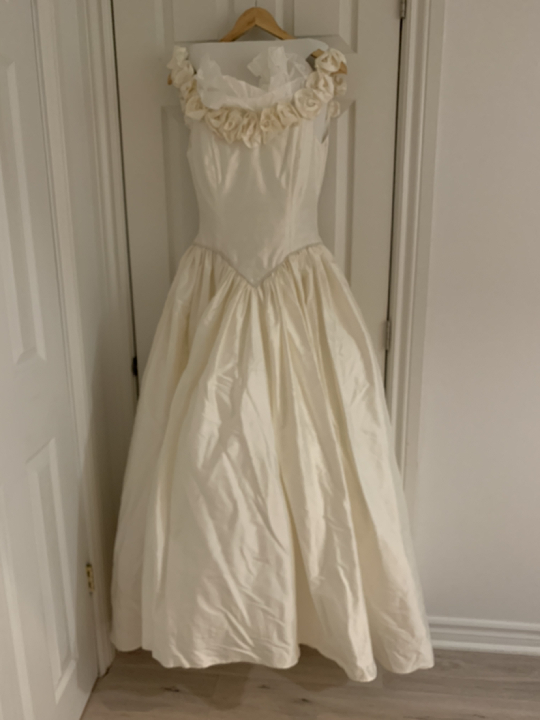 Silk Wedding Gown/Roses and Pearls  - Veil/Gloves/Purse Included - photo 2