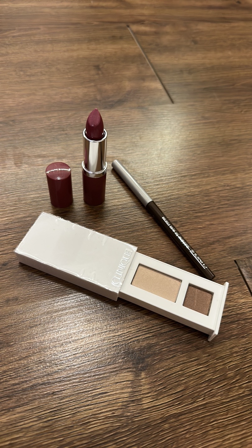 Clinique bundle makeup worth 85$ thumbnail