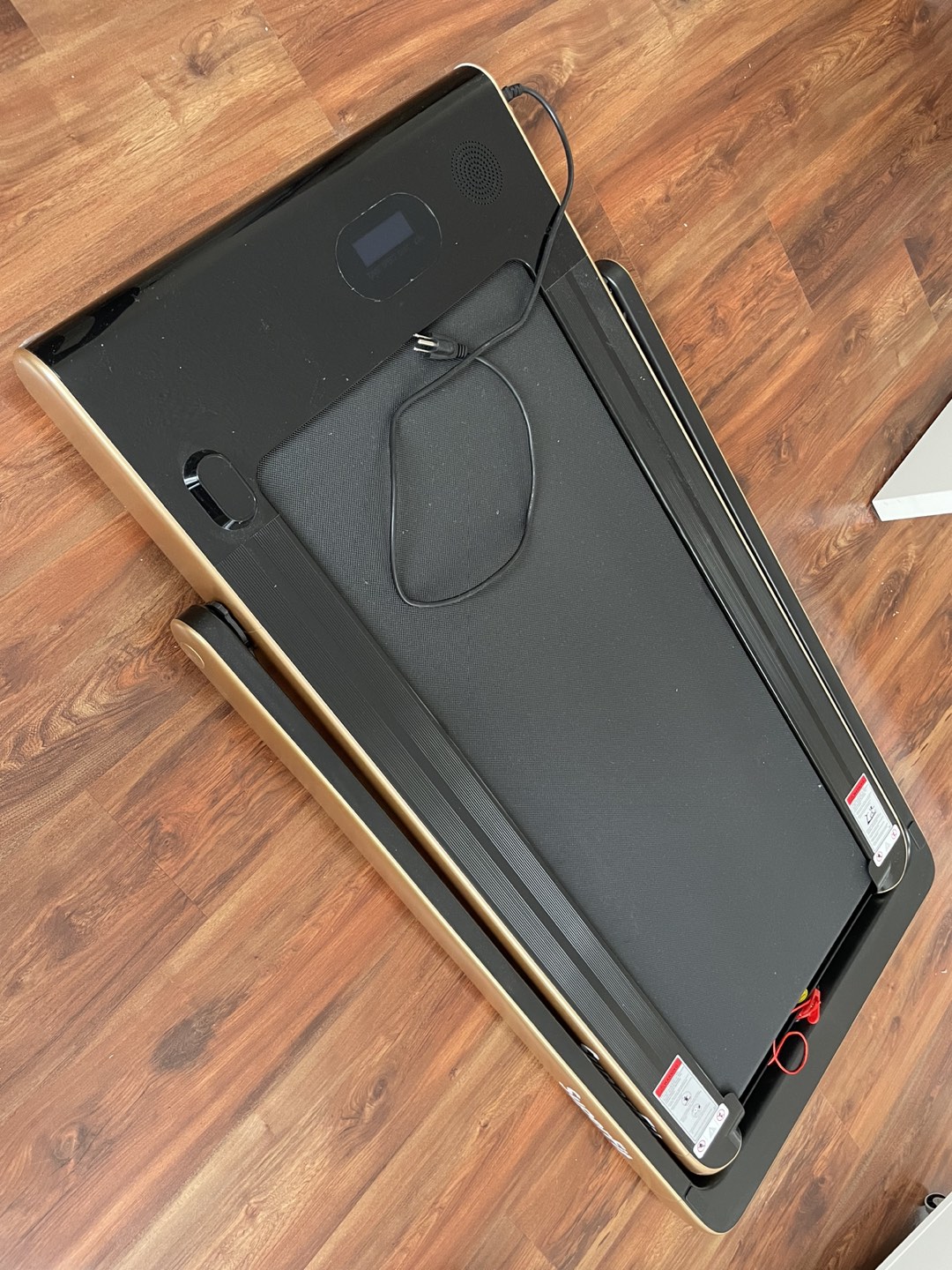Walking and running folding treadmill