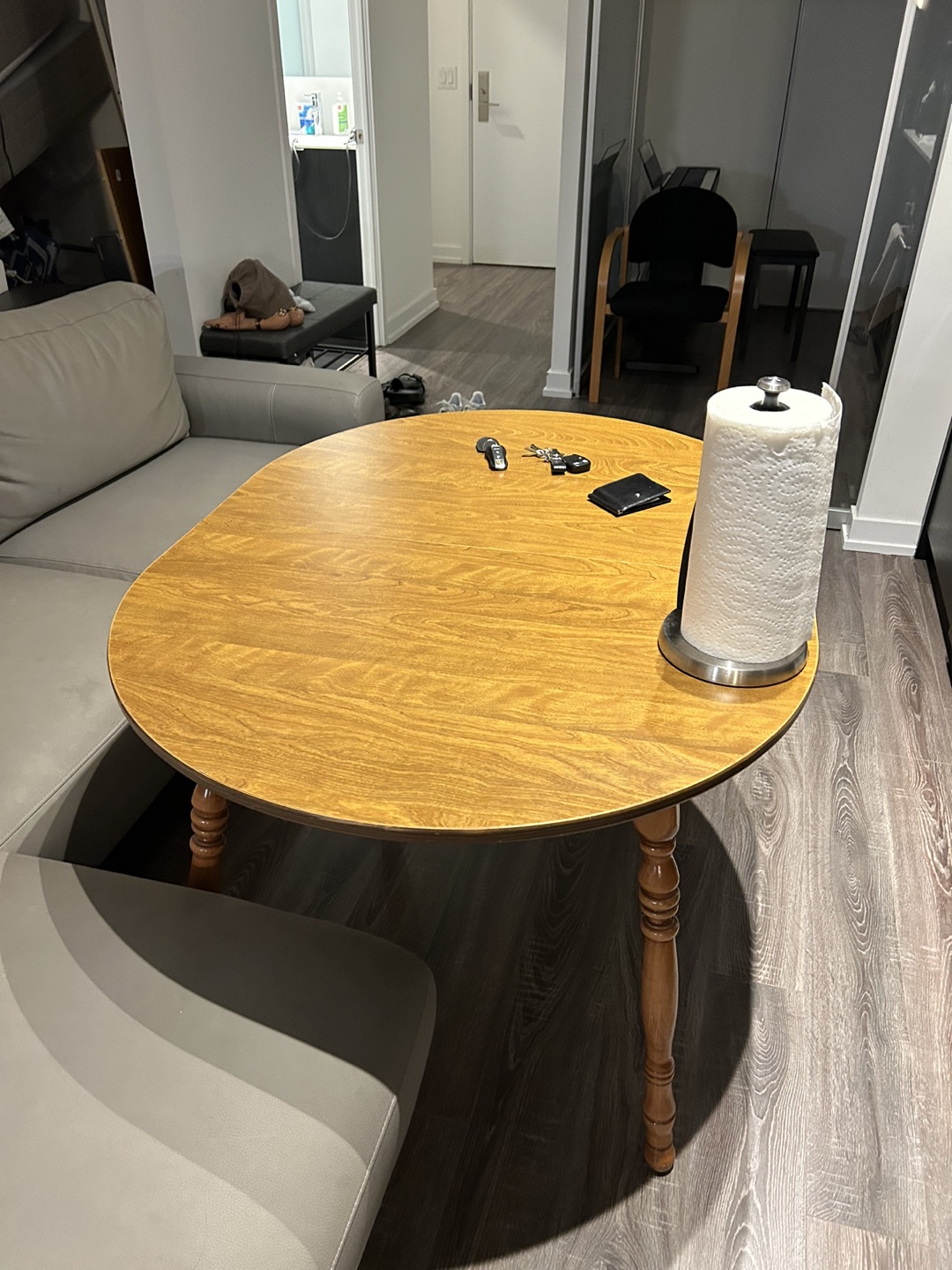 Extendable dining table