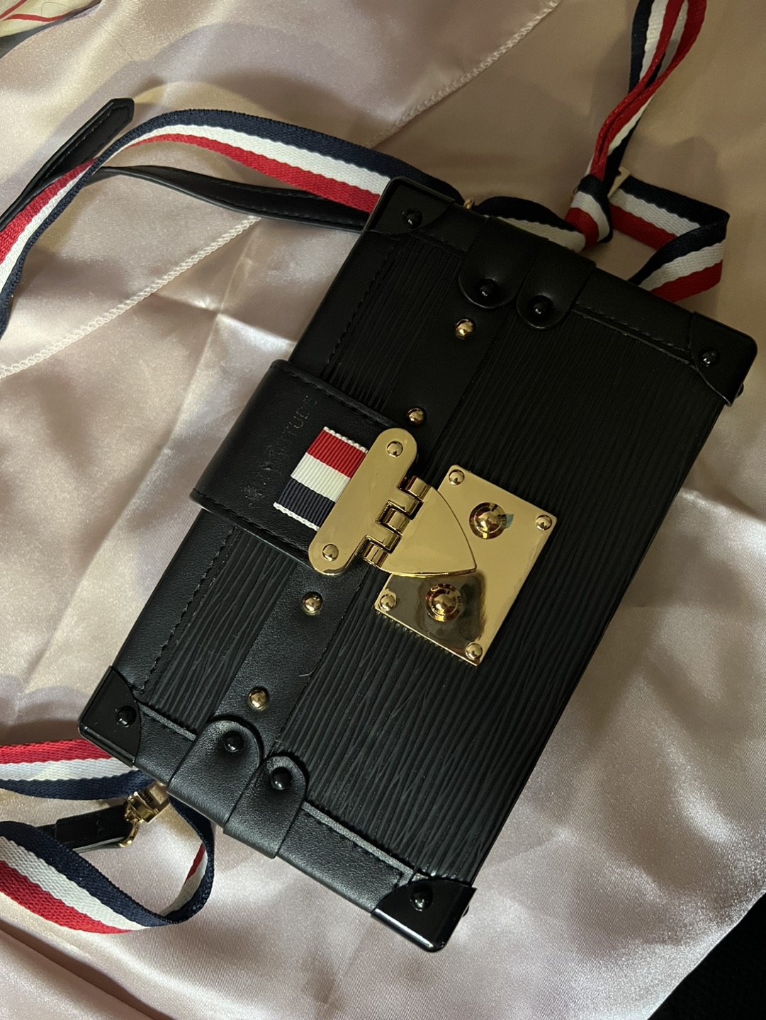 Women’s Handbag thumbnail