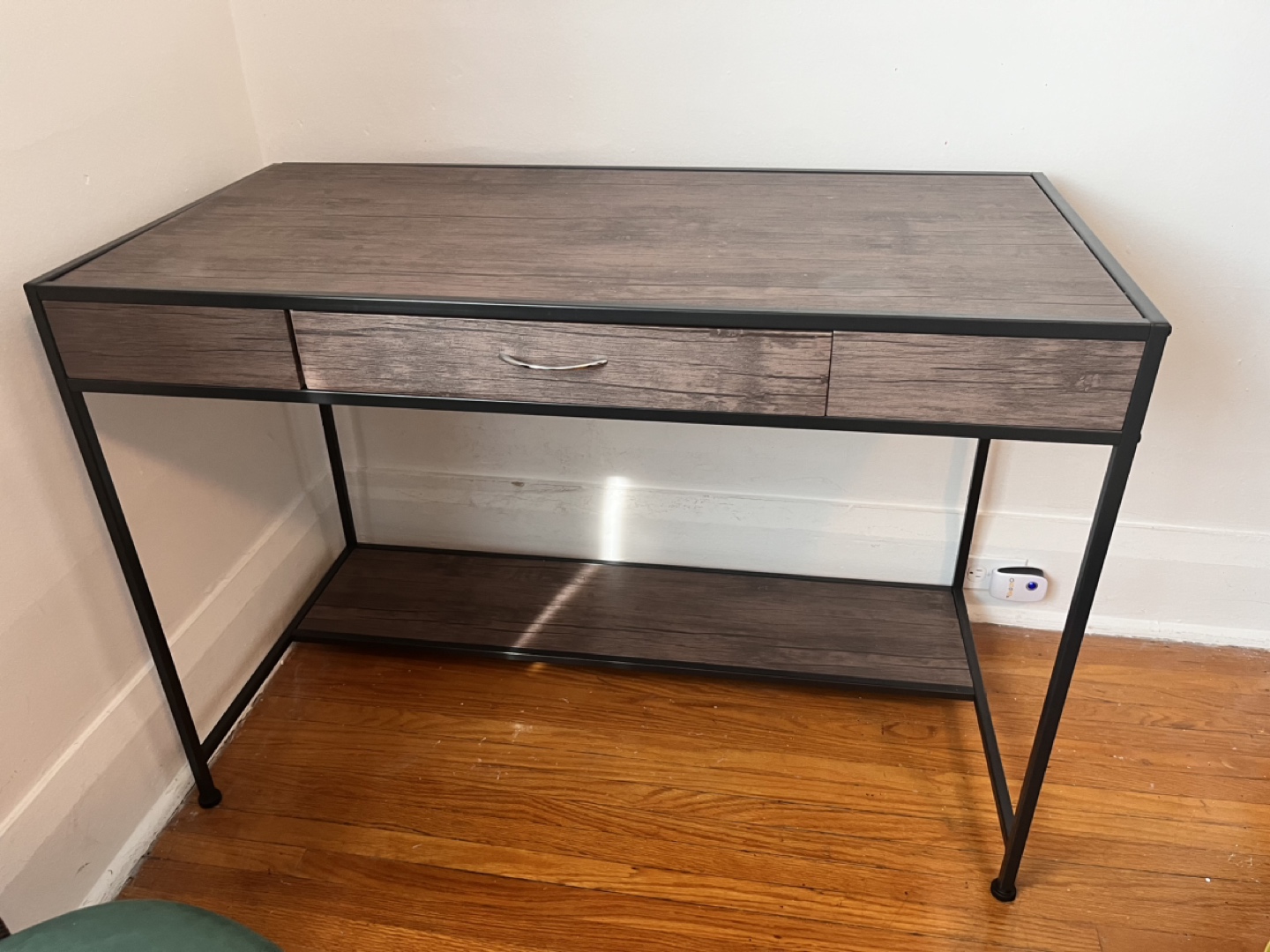 Desk - photo 3