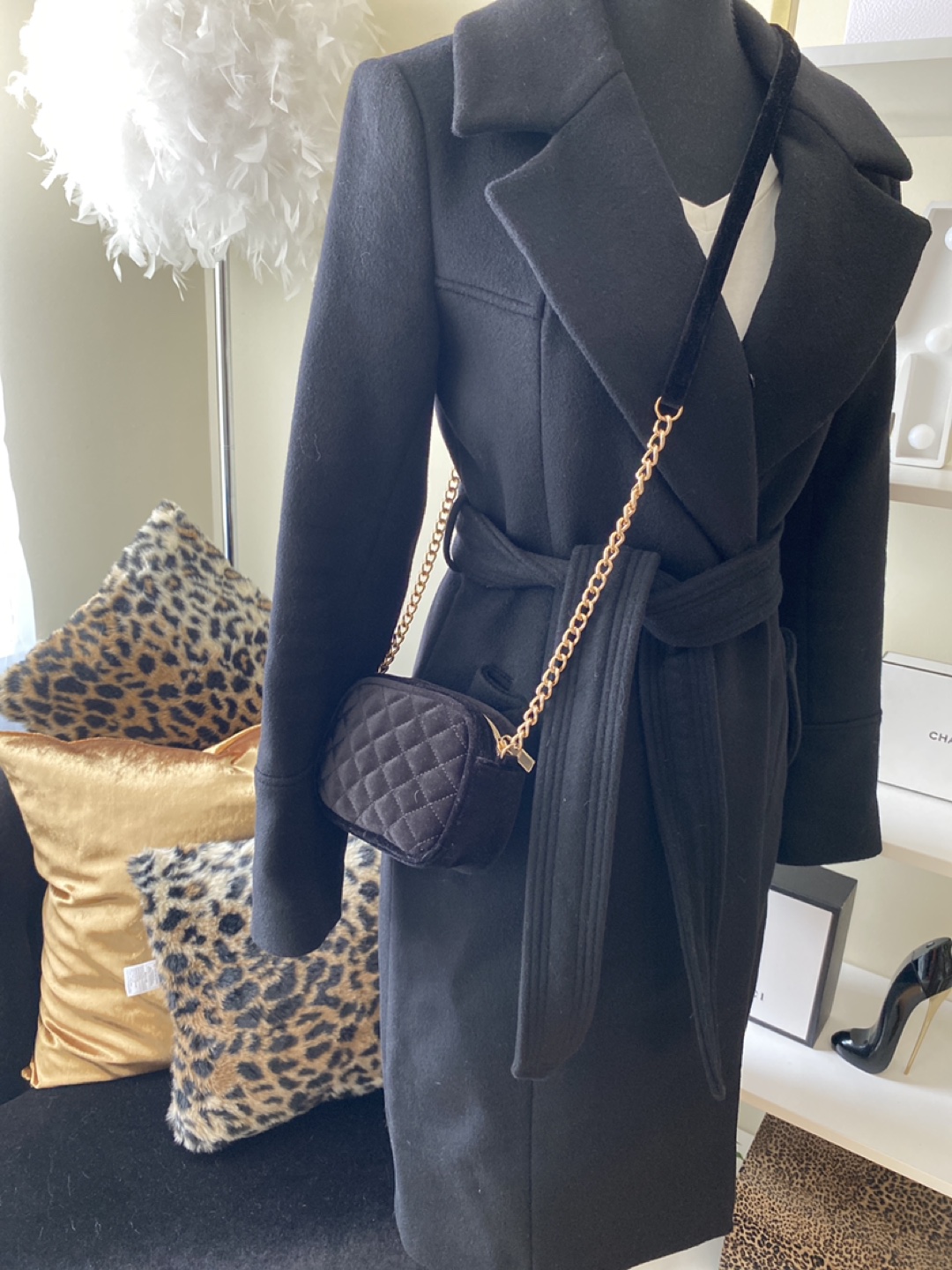 Woman  black coat thumbnail