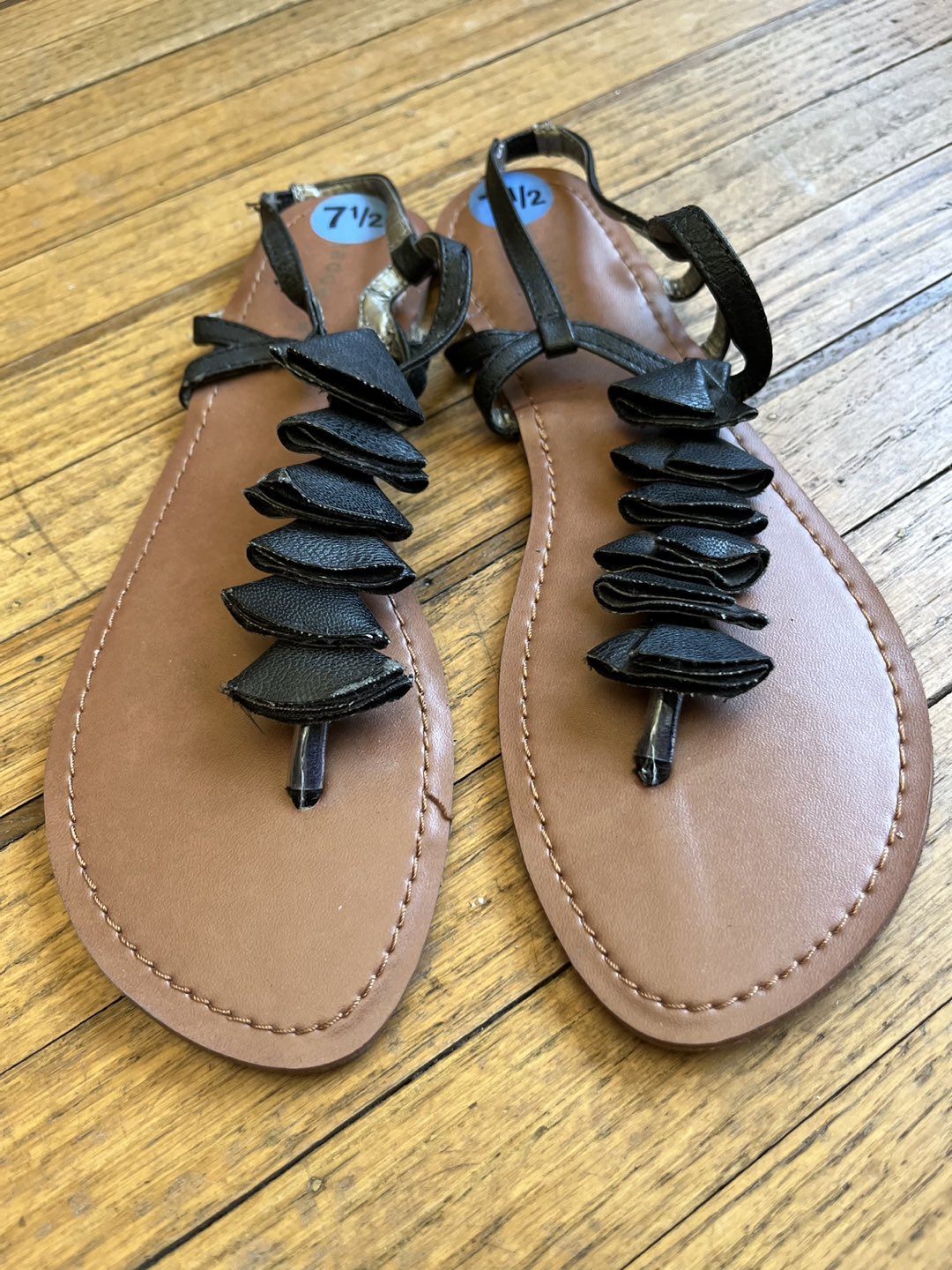 Brand New Black Ruffle Thong Sandals Size 7.5 image indicator(2)