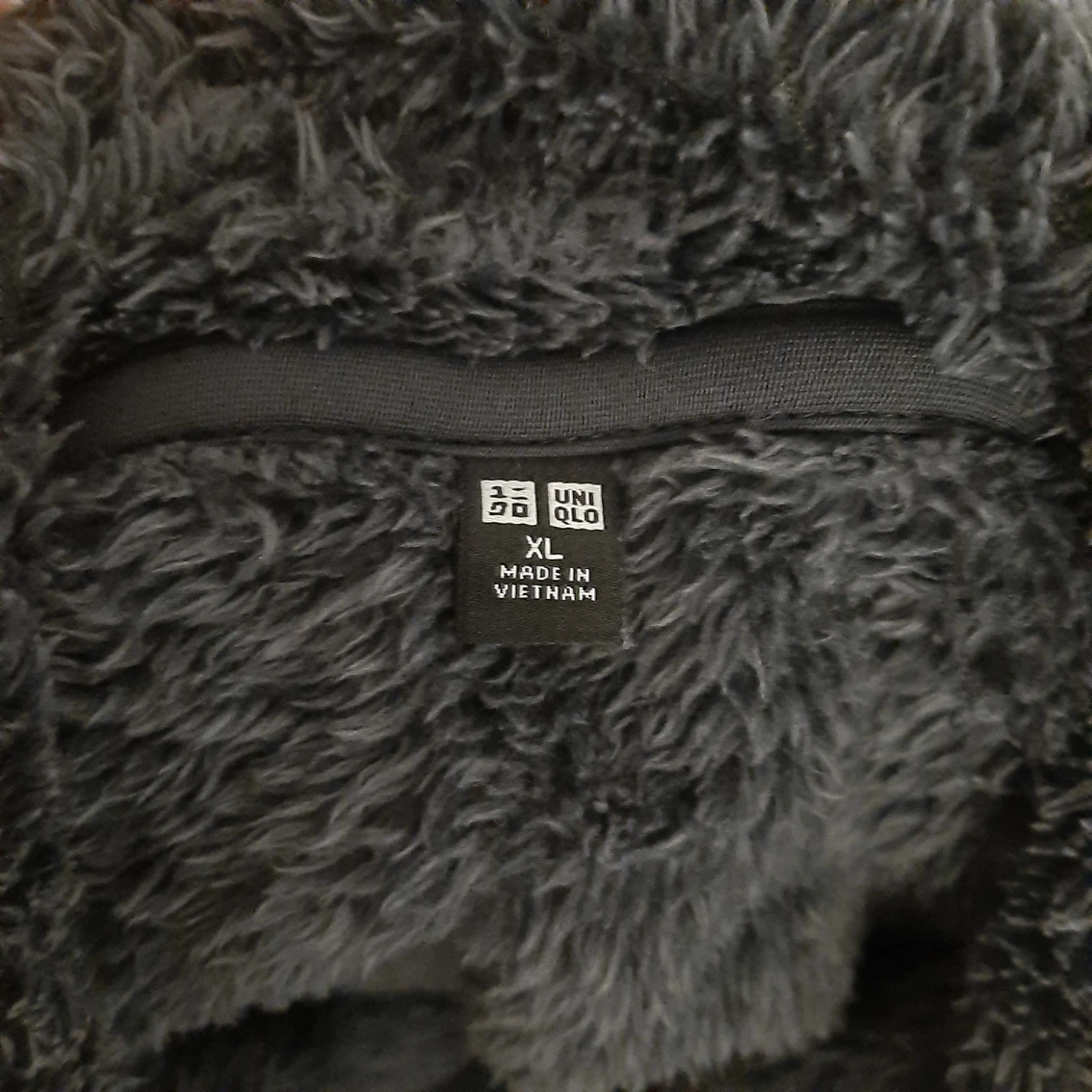 Uniqlo Fluffy Yarn Fleece Full-zip Jacket image indicator(2)