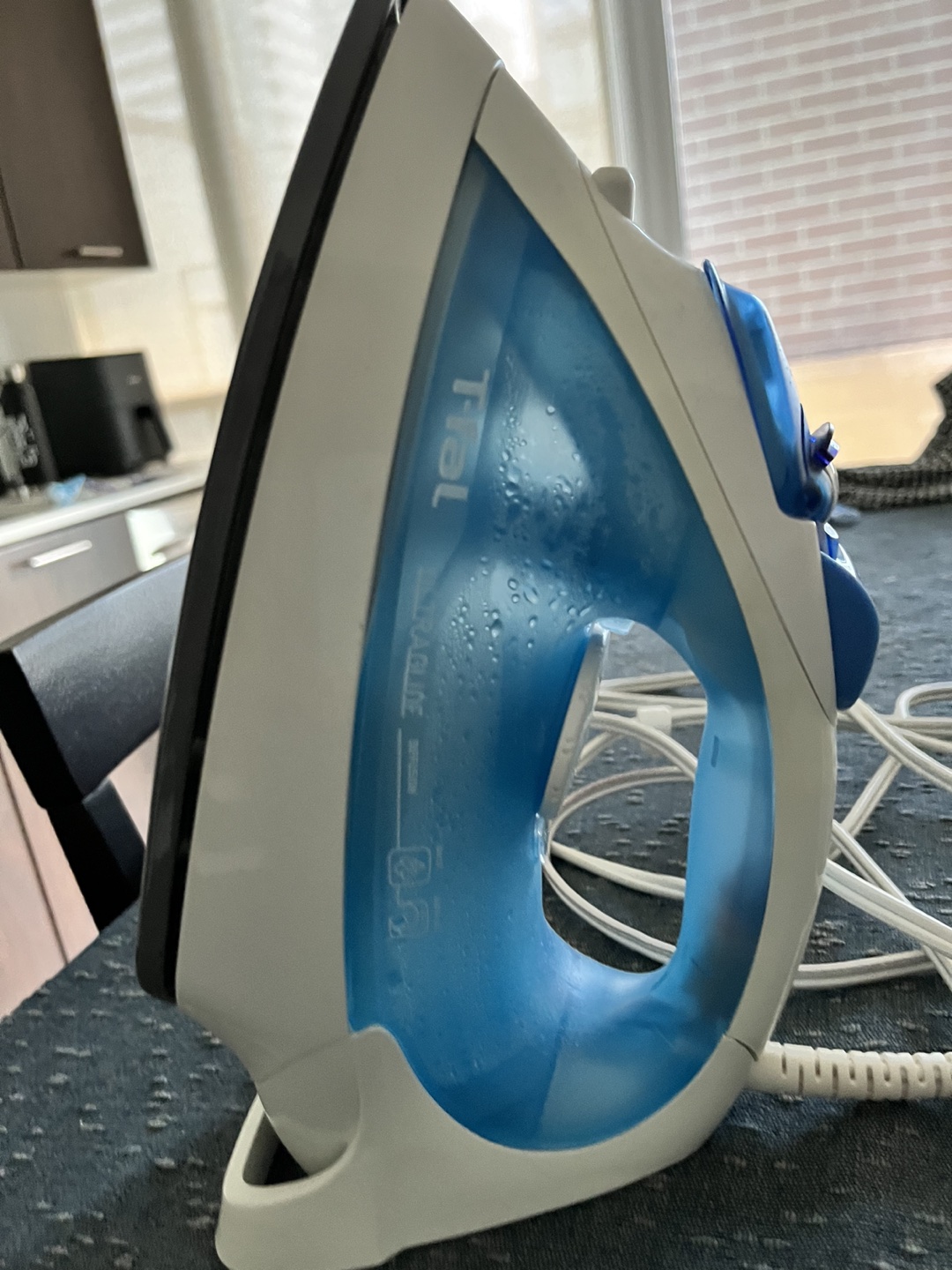 Tfal ultraglide steam iron - photo 3