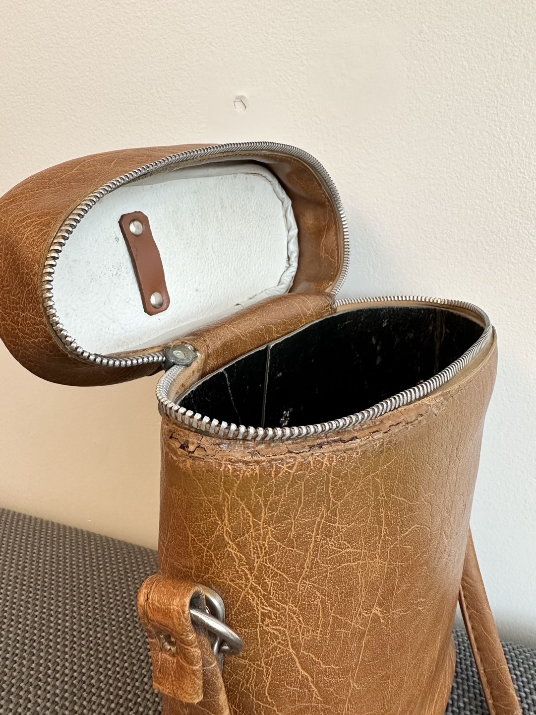 Vintage Hard Shell Camera Bag - photo 5