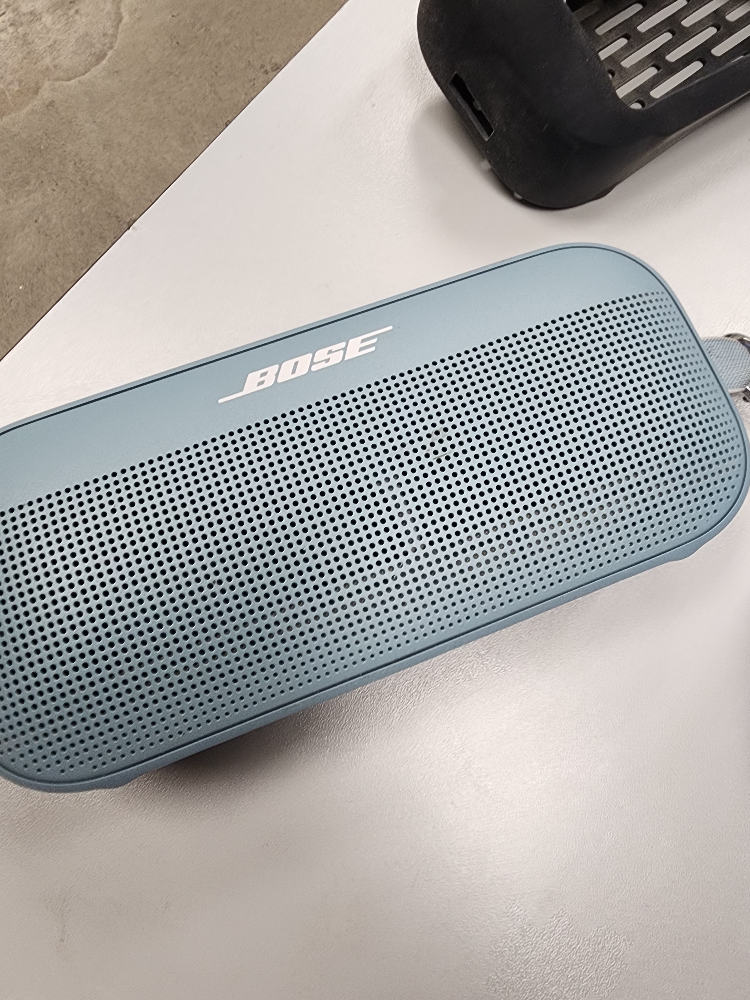 bose flex and a silicone case for sale - photo 3
