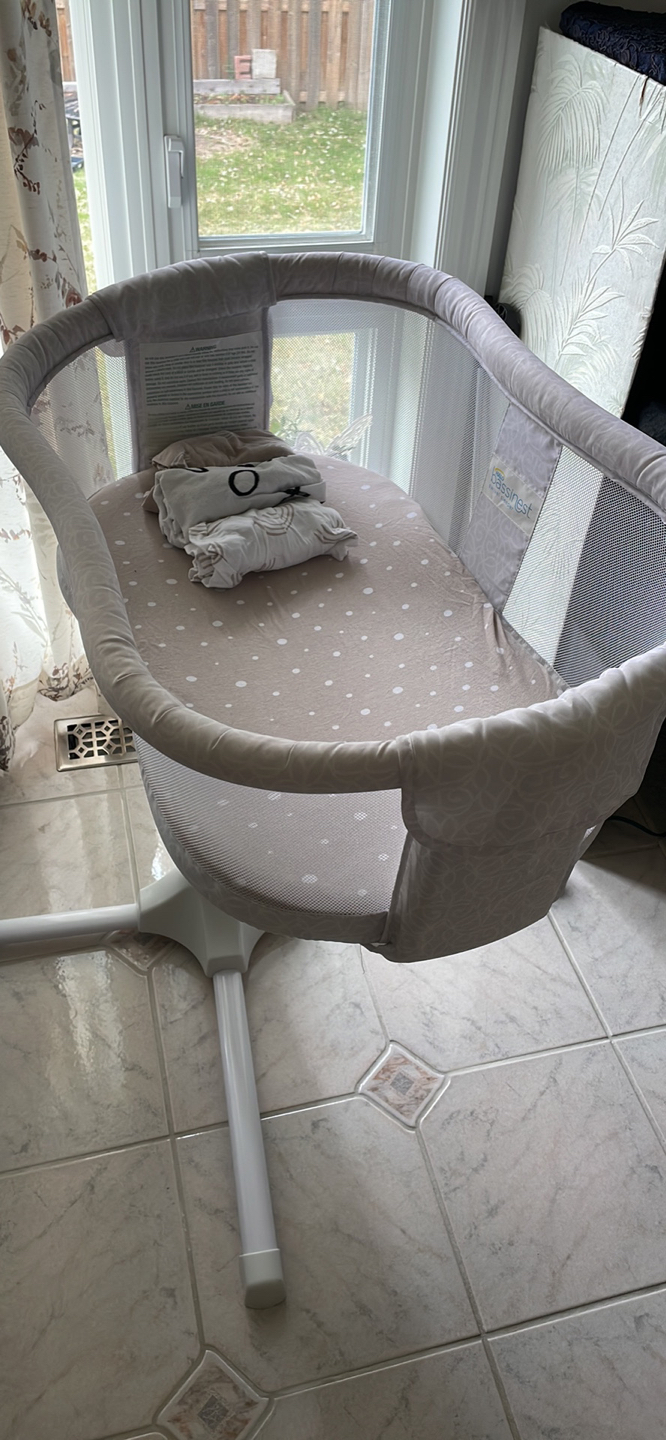 Halo Bassinest, mattress protector & 4 Crib sheets - photo 2