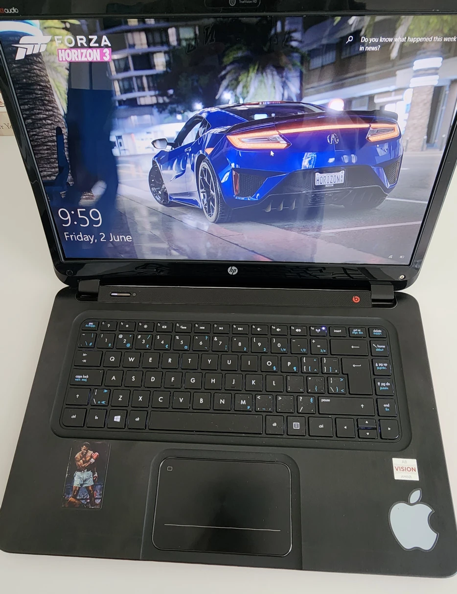 Hp sleekbook 15.6 inch 8GB ram (broken left hinge)