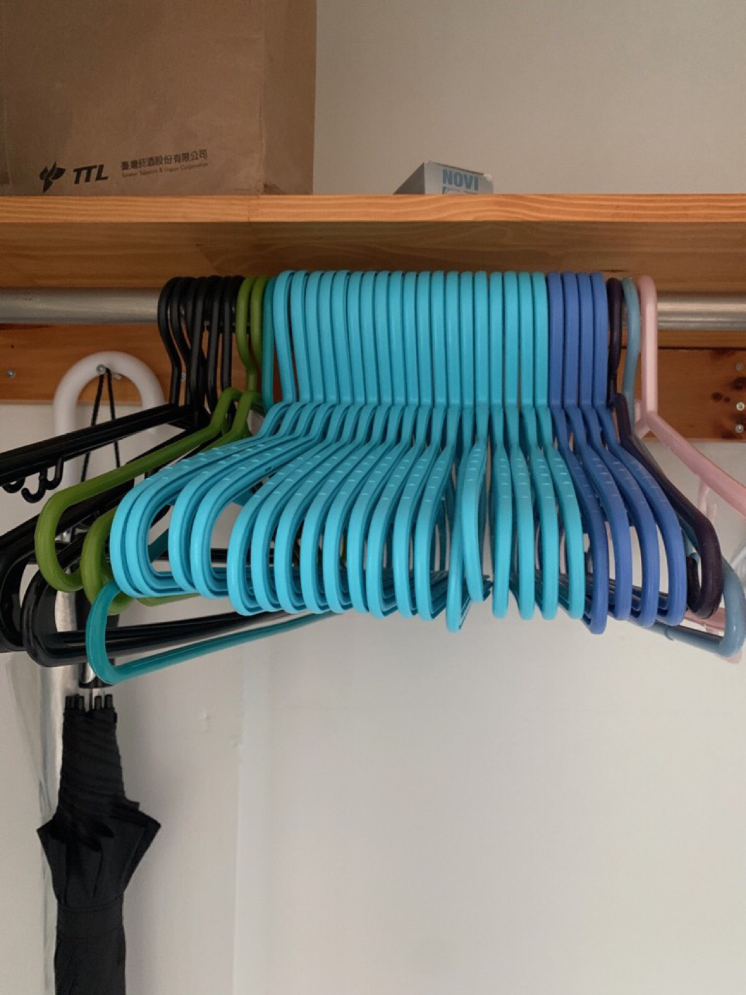 Plastic hangers thumbnail