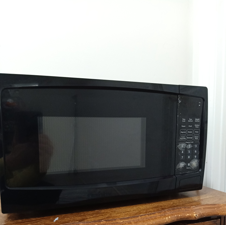 Microwave: moving sale