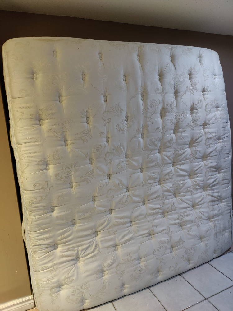 KING SIZE MATTRESS. PICK UP ONLY - photo 3