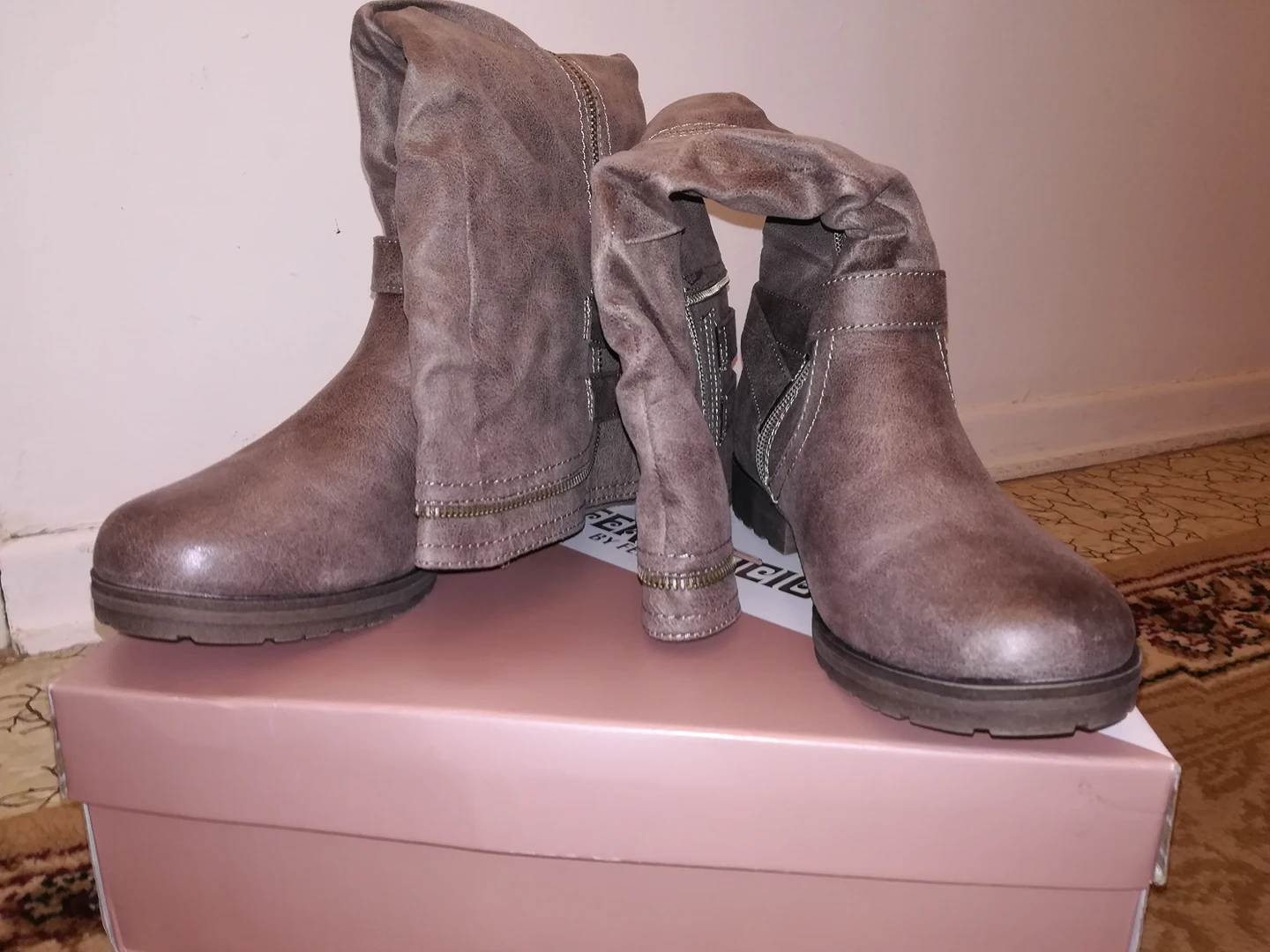 NEW in box Women's Fegalicious boots, beige size 6.5 image indicator(3)