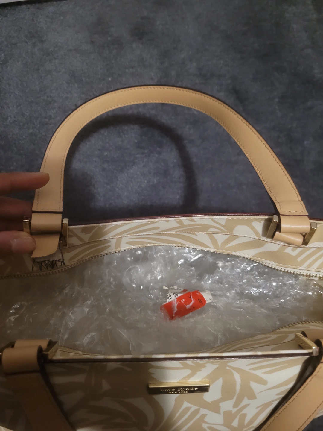 beautiful large size Kate spade with one broken strap image indicator(3)