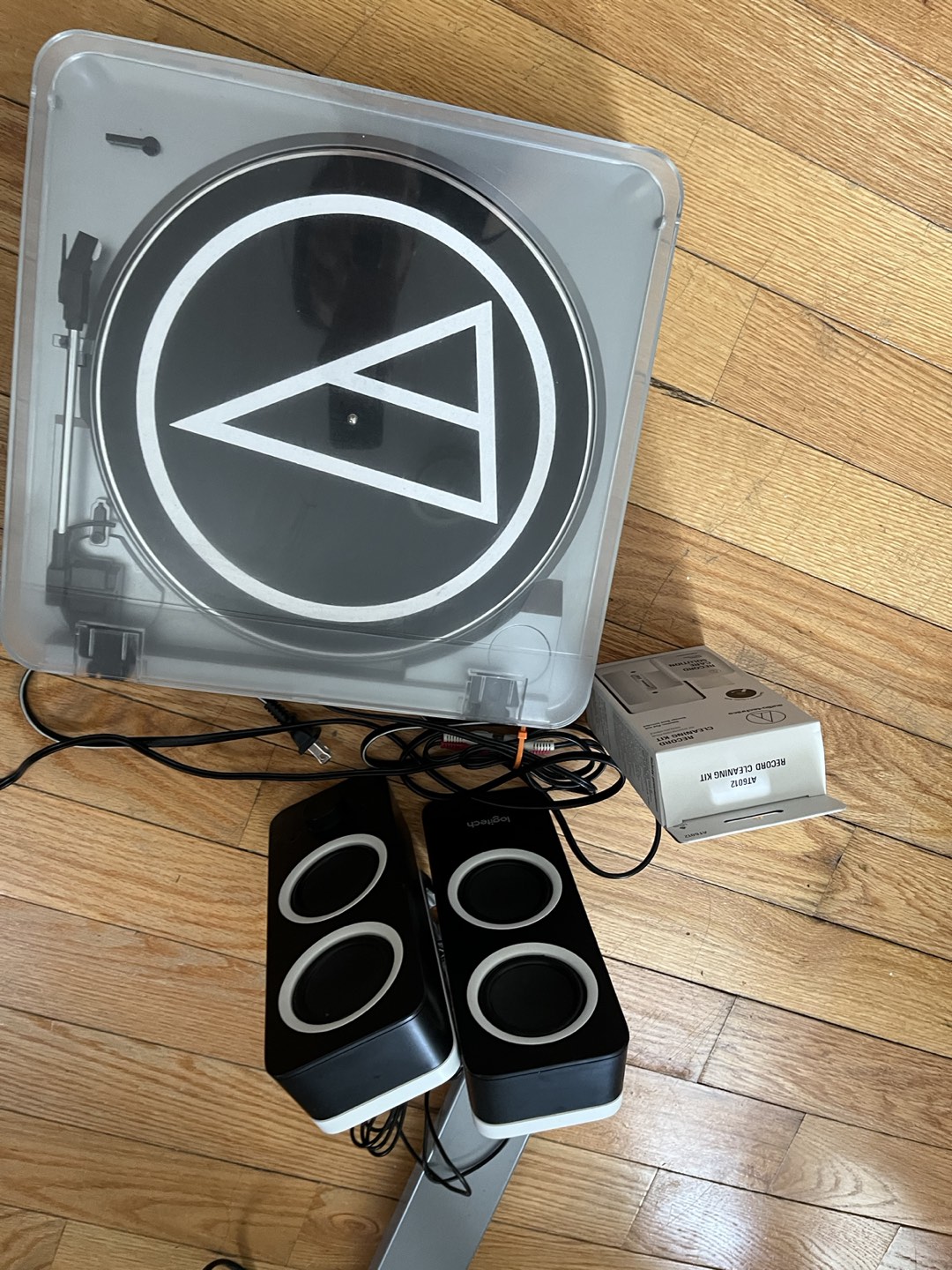 Audio-Technica Record Player - includes speaker & cleaning kit - photo 5