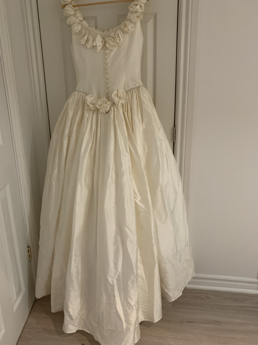 Silk Wedding Gown/Roses and Pearls  - Veil/Gloves/Purse Included - photo 3